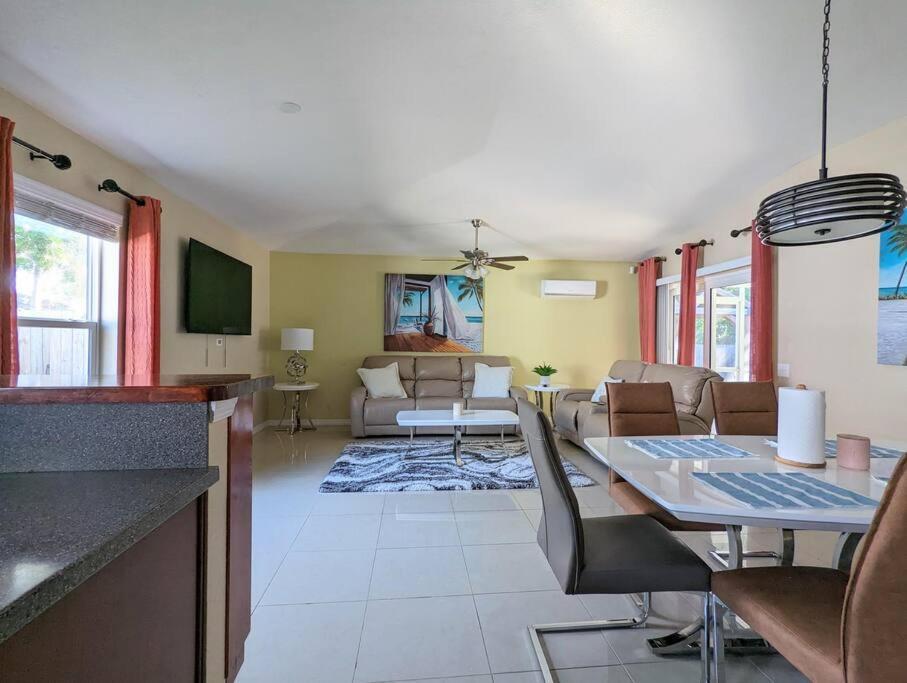 3Bed & 2Bath Property Couple Minutes From Siesta Key Beach & Downtown ساراسوتا المظهر الخارجي الصورة