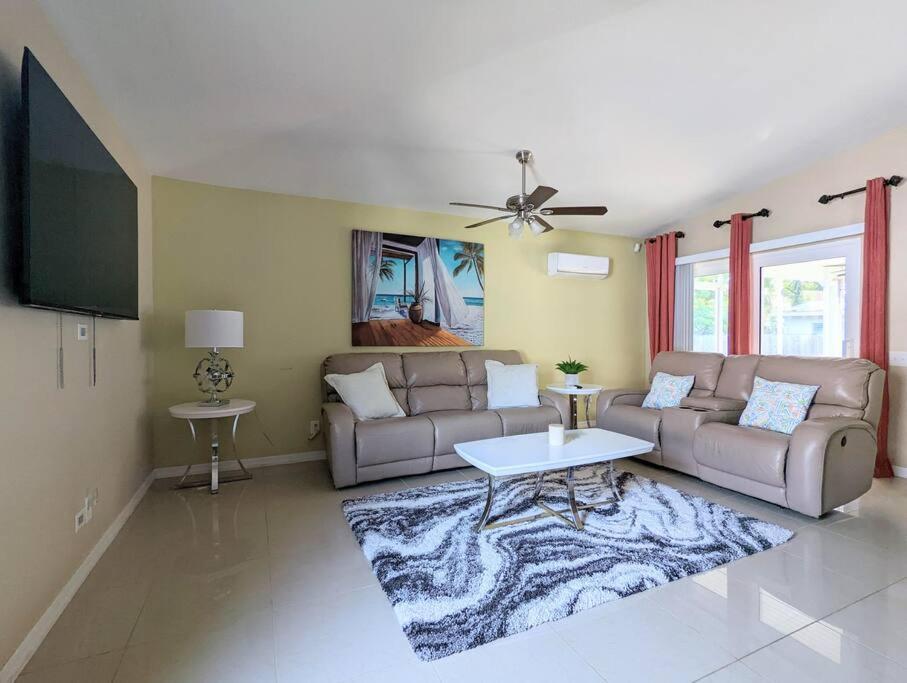 3Bed & 2Bath Property Couple Minutes From Siesta Key Beach & Downtown ساراسوتا المظهر الخارجي الصورة